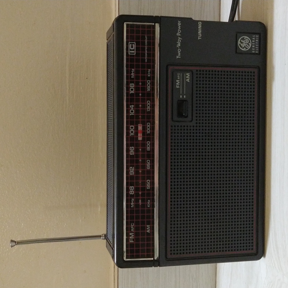 Vintage General Electric GE Portable AM/FM Radio 2-Way Power Model 7-2660D